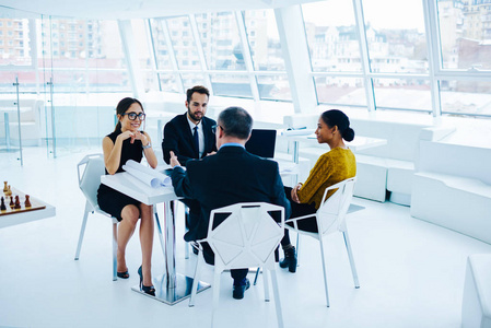 辦公休息間的創(chuàng)意火花 職業(yè)男女同事的投資咨詢討論